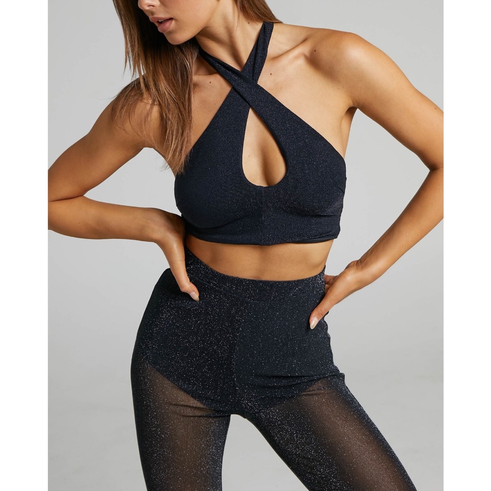 NWT Showpo SITTIE CHAIN BACK HALTER CROP
TOP IN BLACK